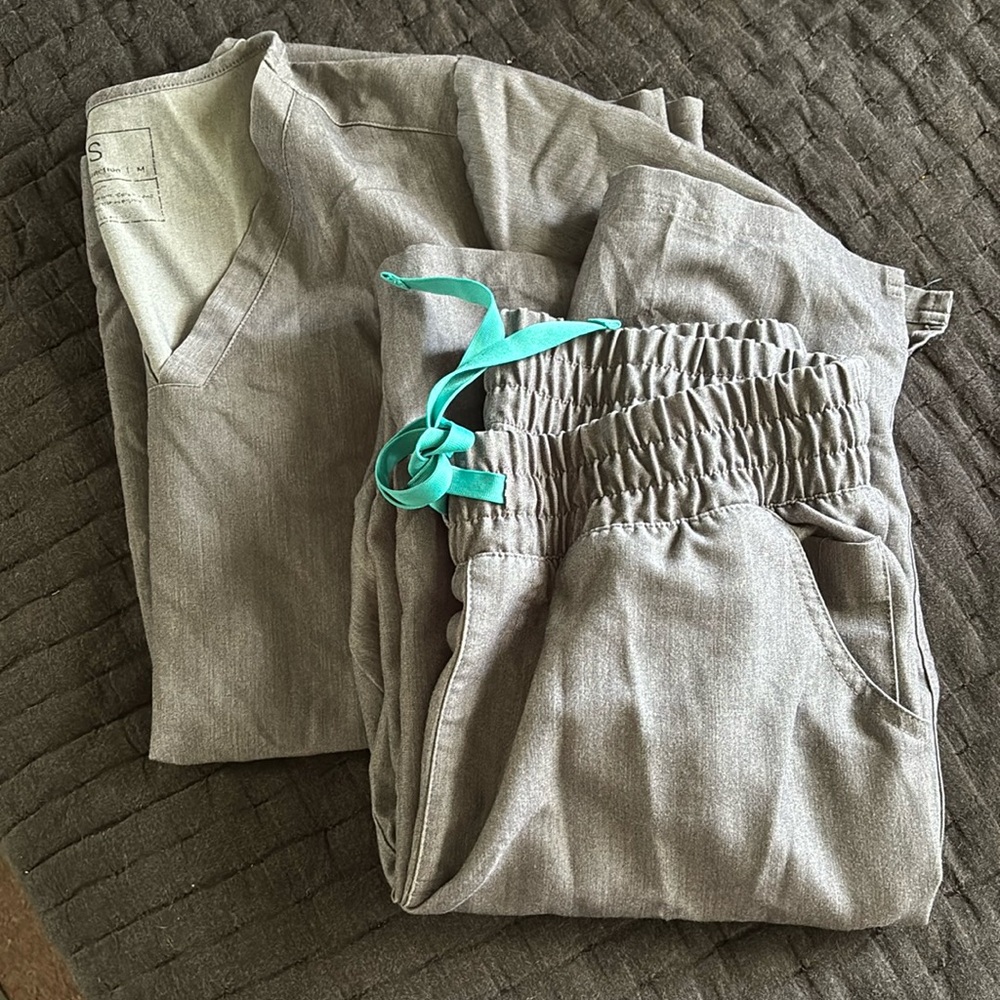 FIGS scrub set size M, color graphite